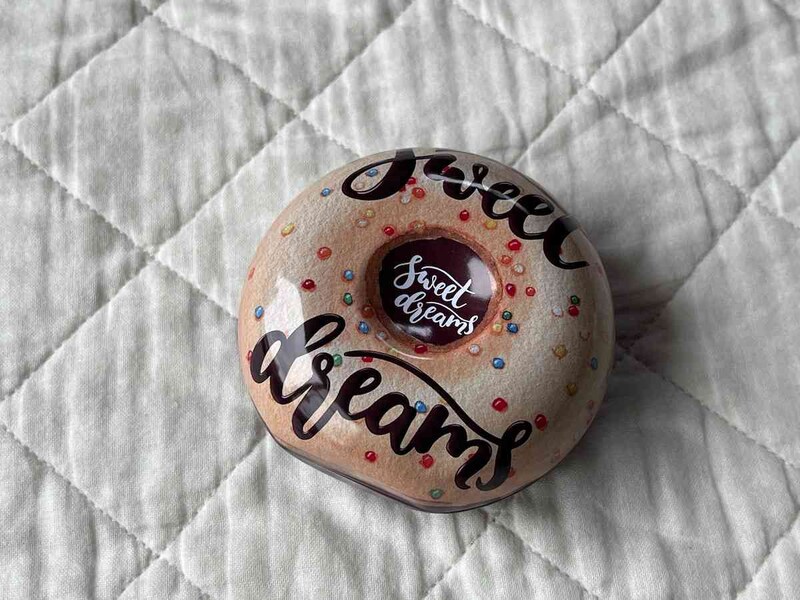 セリアの「ドーナツ型ブリキ缶（POP）」