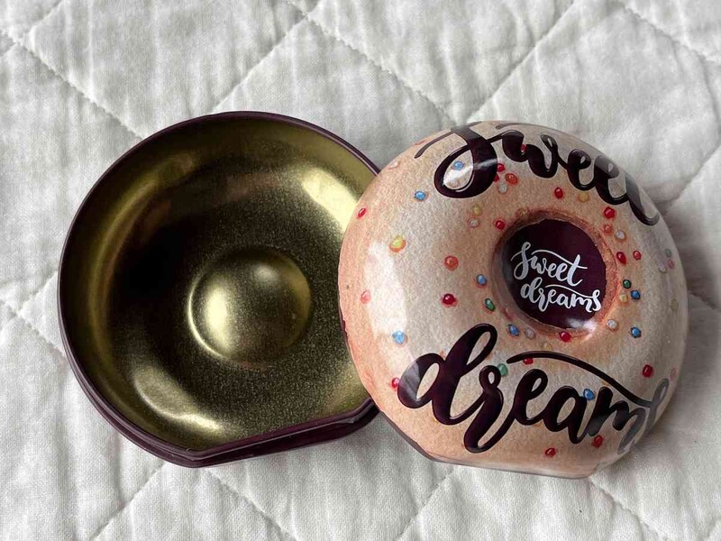 セリアの「ドーナツ型ブリキ缶（POP）」はプレゼント入れにも使える