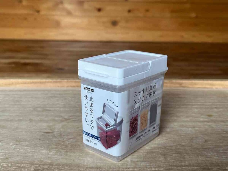 セリアの「調味料ストッカーM」