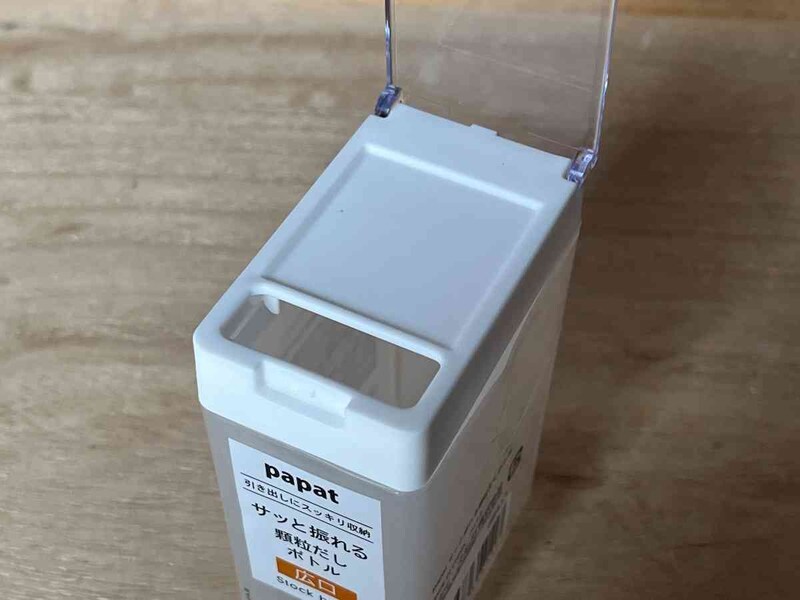 セリアの「papat サッと振れる顆粒だしボトル」の開け口のサイズ感