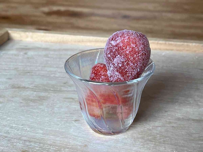 セリアの「オーロラミニグラス トルネード型」は大粒の冷凍イチゴ2個でいっぱいに