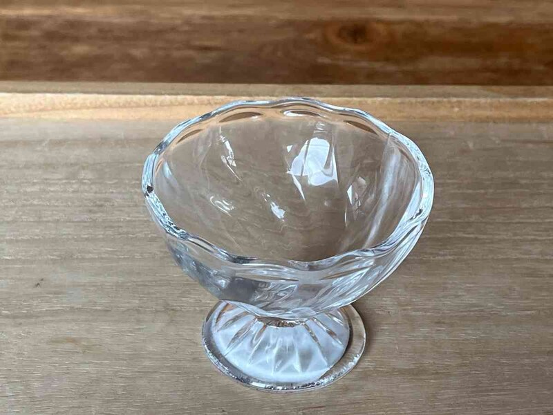 セリアの「デザートグラス（スパイラル）150ml」