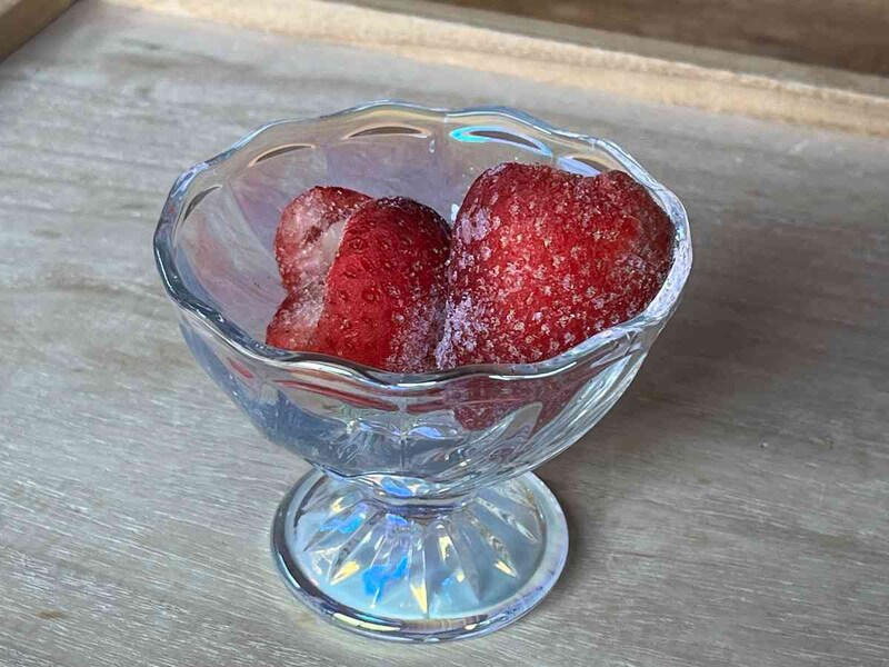 セリアの「スパイラルデザートグラス（オーロラクリア）」にイチゴを盛り付け