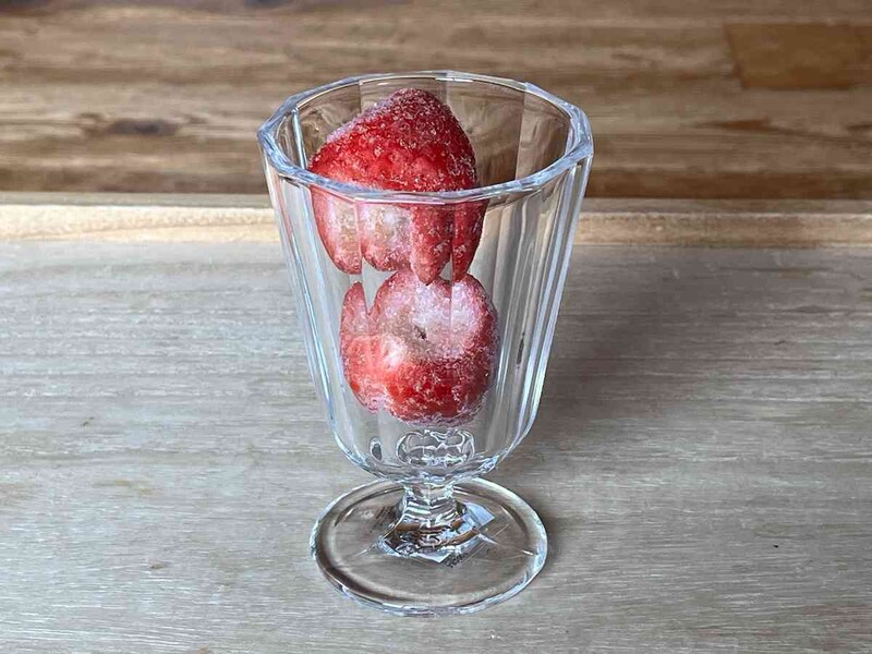 セリアの「ステムグラス180ml」はデザートを重ねてもOK