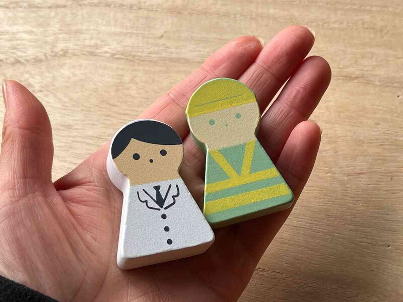 セリアの「木製おもちゃ 働く人&住人」は子供たちも持ちやすいサイズ