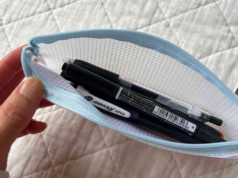 セリアの「スリムペンポーチ」はマチはないが、必要なペンは入りそう