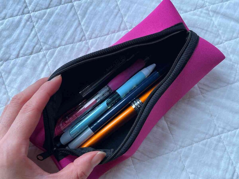 セリアの「ソフトペンケース」はガバッと開いてペンを取り出す
