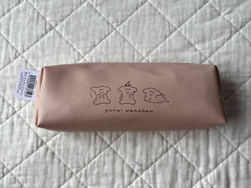 セリアの「ペンケース くま&プードル柄」