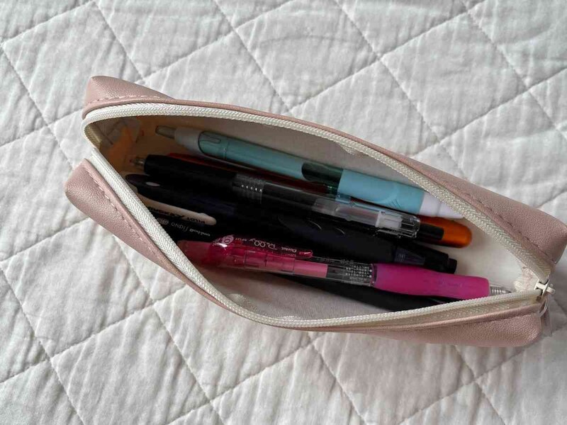 セリアの「ペンケース くま&プードル柄」はマチがあるので安定する