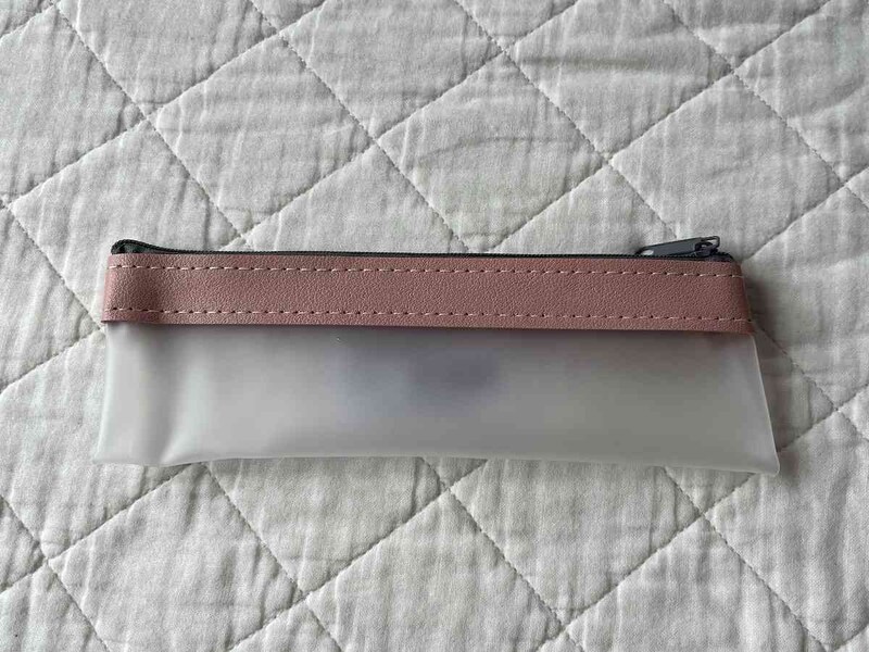 セリアの「コンパクトペンケース 半透明」