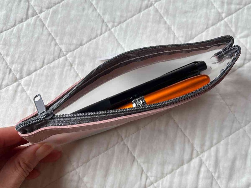 セリアの「コンパクトペンケース 半透明」は小さめサイズなので、入れるペンは選びたい