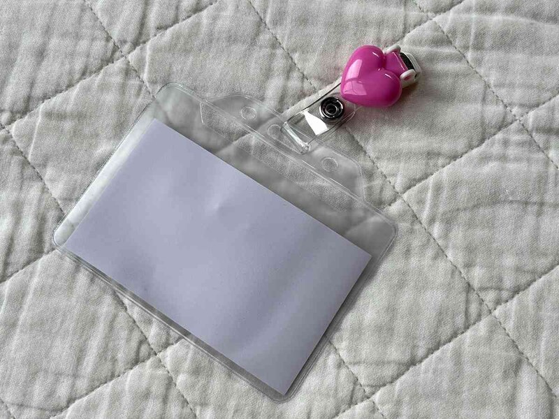 セリアの「バンドクリップ ハート＆スター」は他に名札ホルダーが必要になる