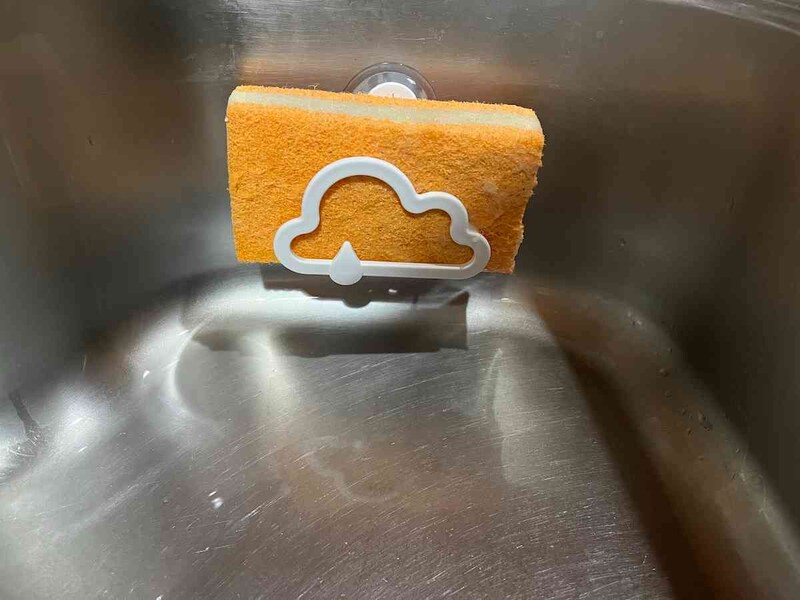 セリアの「雲型 スポンジホルダー」は横から取り出しやすい