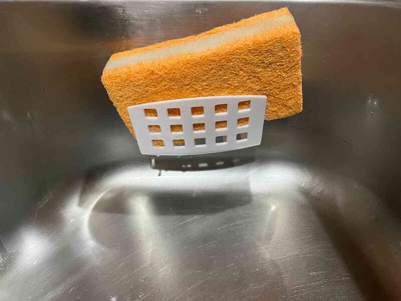 セリアの「スポンジホルダー クールホワイト」はスポンジをしっかりホールド