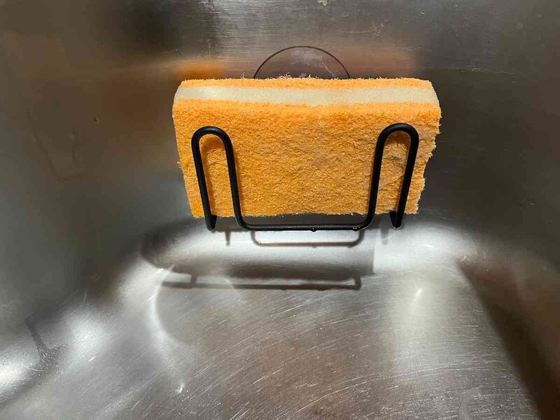 セリアのワイヤーフック付き スポンジホルダー」はシンプル