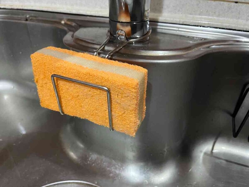 セリアの「蛇口につけられるステンレスキッチンスポンジホルダー」は洗い物の邪魔になりにくい