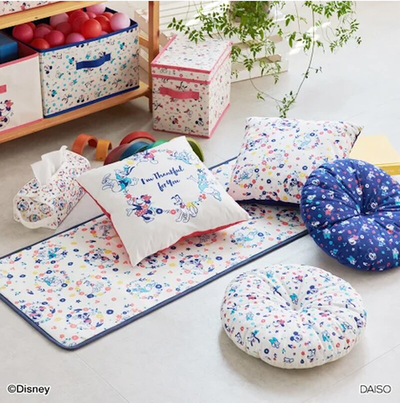 ダイソーの「ディズニーデザインコレクション 第6弾 “FUN”tasic Wreath（ファンタジックリース）」のクッションやフロアマット