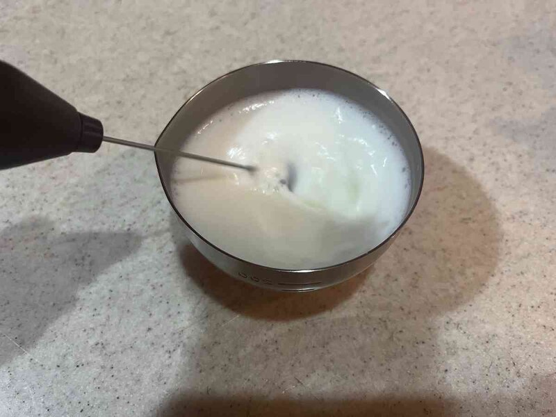 ミルクの中に先端を入れてからスイッチを入れる