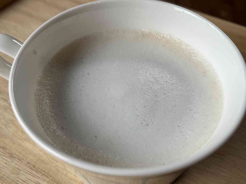 コーヒーやカフェラテなどにミルクの泡を乗せて完成