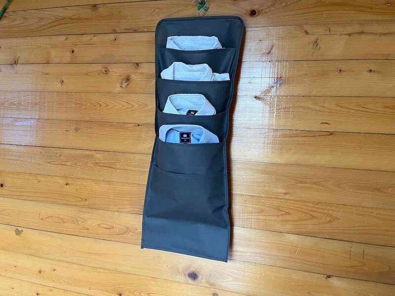 ダイソーの「吊り下げシャツ収納」にシャツを入れてみる