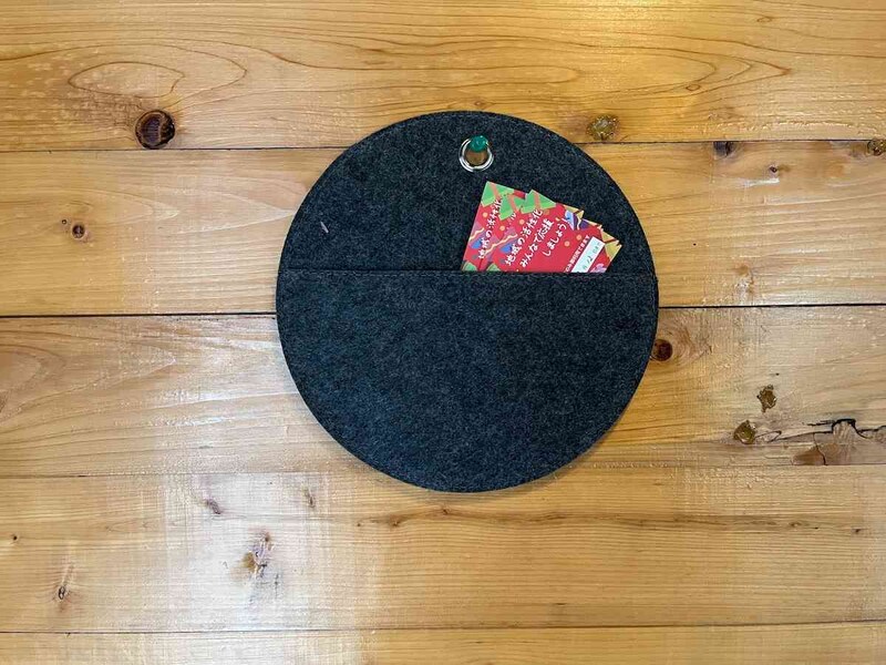 ダイソーの「壁掛けフェルト収納（ダークグレー、丸型）」