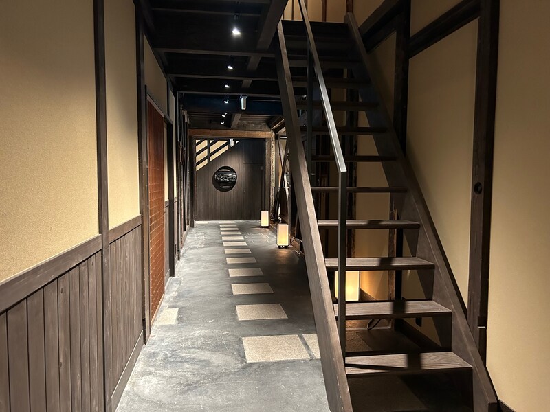 1階の土間から階段で2階へ