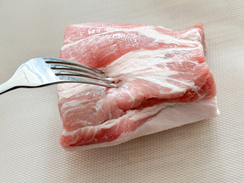 フォークで10カ所ほど穴をあける