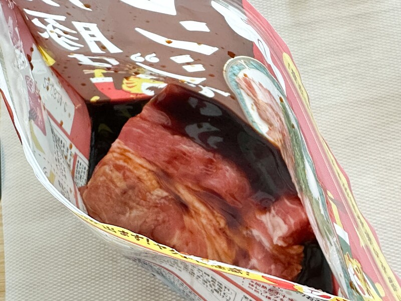 空気を抜いてジッパーを閉じ軽く揉む