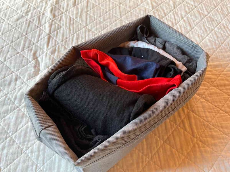 セリアの「整理収納仕切りケース 下着 グレイ」はTシャツや長袖インナーなどを収納しやすい