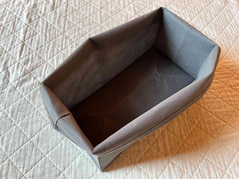 セリアの「整理収納仕切りケース 下着 グレイ」は高さの調整が可能