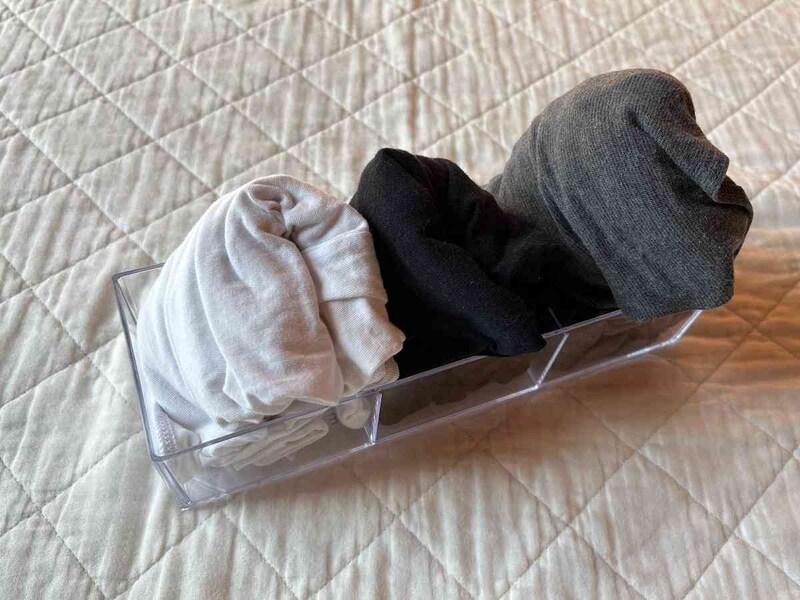 セリアの「クリアケース 仕切り 3ハーフトレー」をキャミソールやタンクトップ入れに