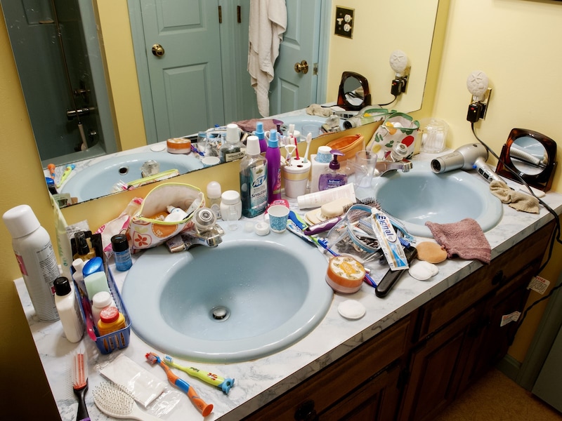 散らかった洗面所