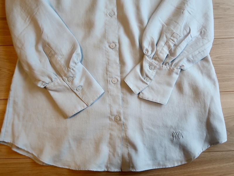 着た時にもかわいい長めのカフス＆裾のJW刺繍も見逃せないポイント