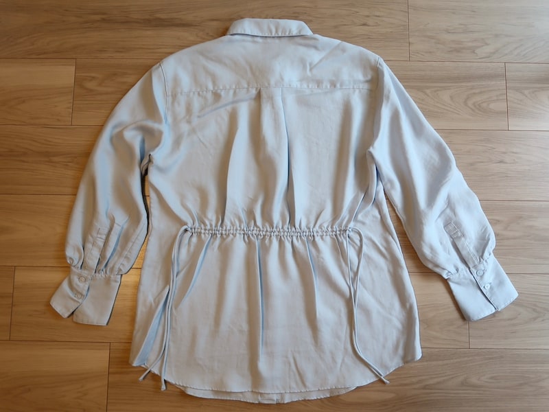 背中部分にギャザーが入っているため、自分で絞ってシルエットを変えることが可能です