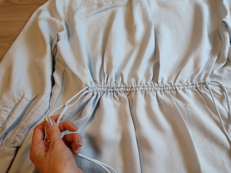 きゅっと絞ると腰の位置も高くなったように見え、バックスタイルもおしゃれな印象です