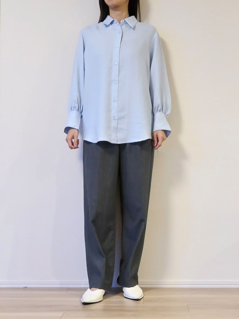 やわらかなレーヨン混素材が使われており、落ち感もきれいで優しい肌触りです