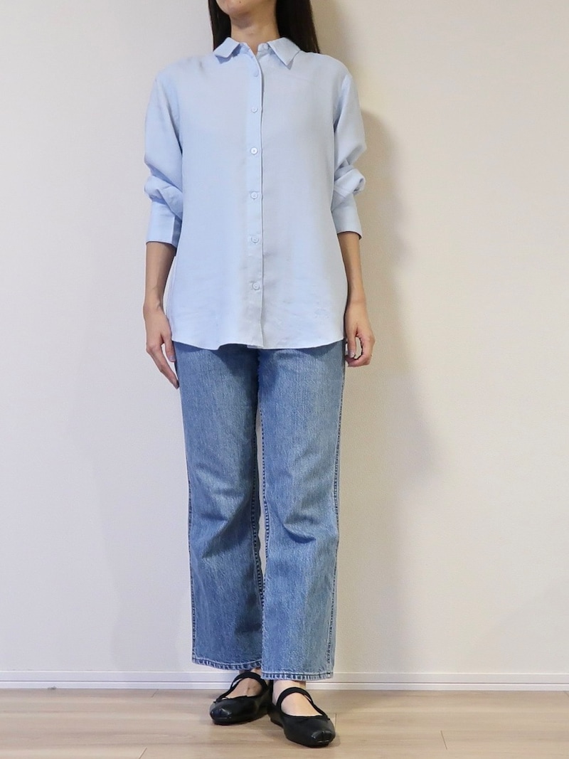 後ろを絞ると、前から見た時にもウエストまわりが少し引き締まったシルエットに