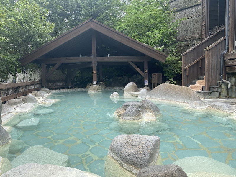 「大湯処 季の湯」の露天風呂「葉隠れの湯」。高台にある宿ならではの落ち着いた空間になっている