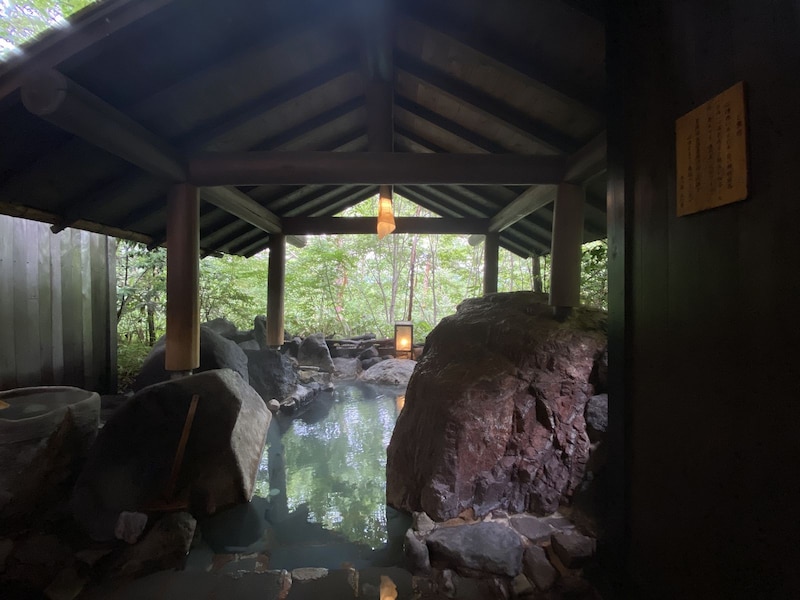 情緒溢れる露天風呂を貸し切りできる「岩室」