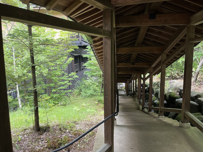 『湯宿 季の庭』に宿泊の場合は右の階段を下りていく