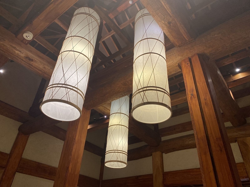 筒状の照明が印象的な『湯宿 季の庭』のロビー
