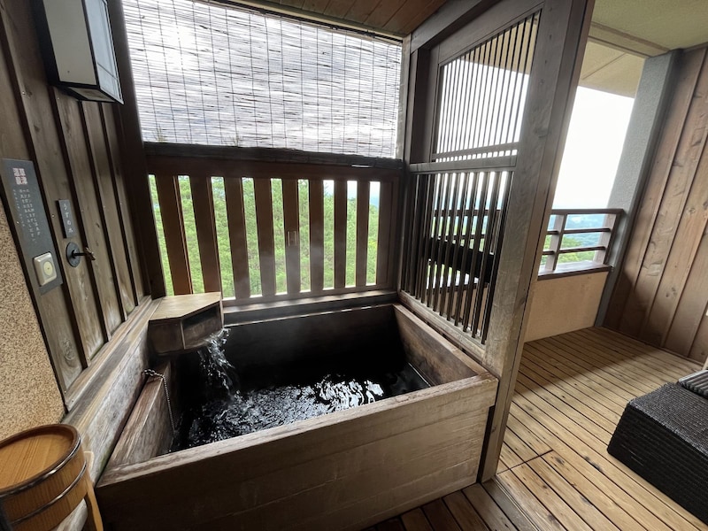 部屋の露天風呂でも、ボタンひとつで湯川の湯を堪能できる
