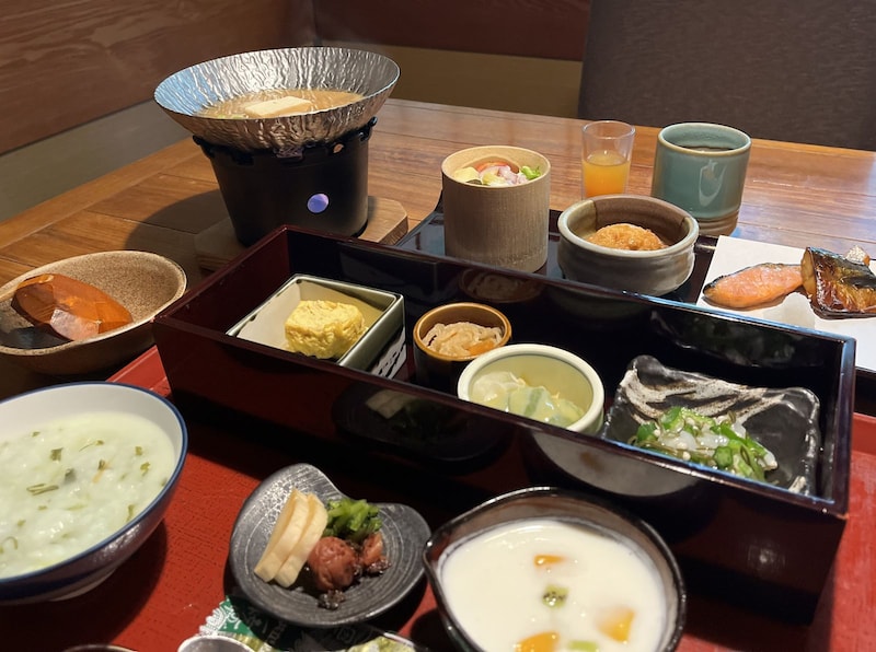 高菜入りのおかゆに、よく合う品々の揃った朝食