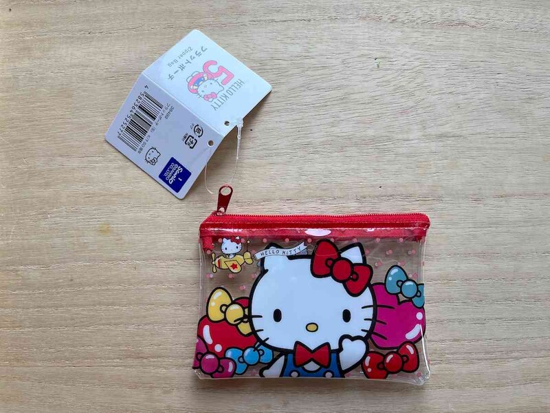 ダイソーの「フラットポーチ（S） キティ 50周年」は110円（税込）でとてもキュート