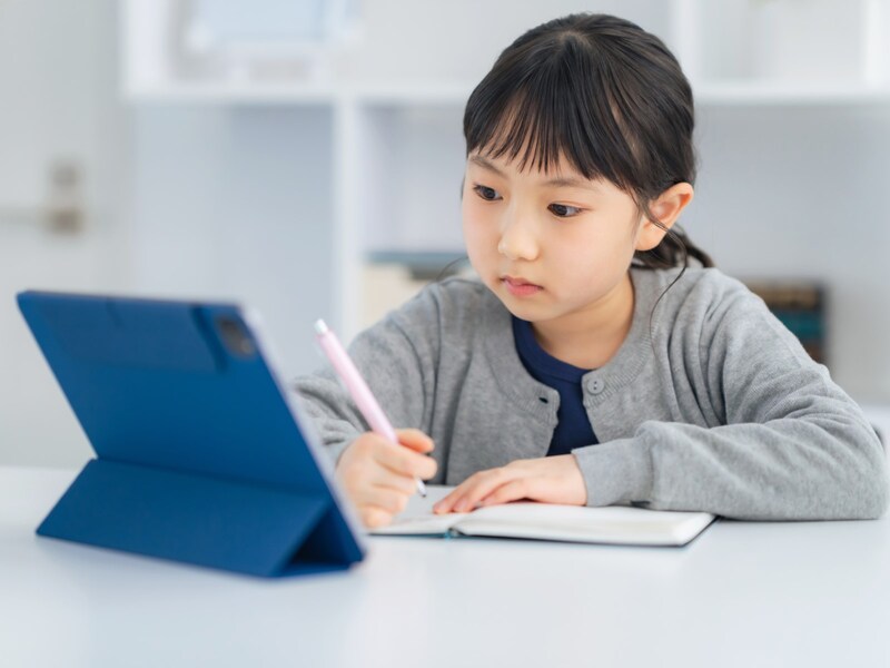 デジタルデバイスで調べたことは忘れやすい