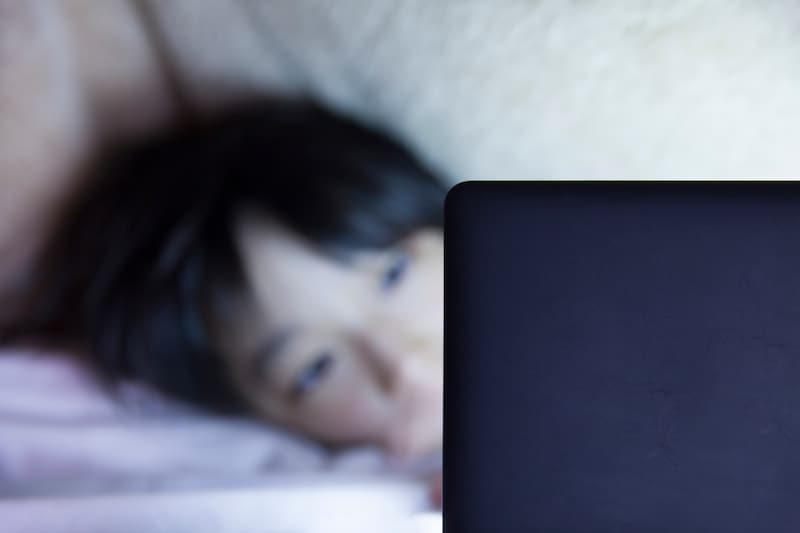 デジタルデバイスで調べたことは忘れやすい
