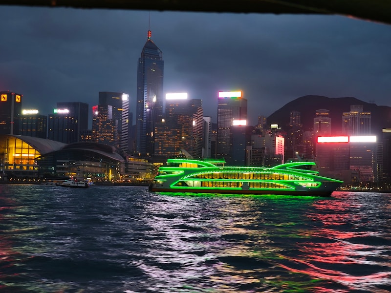 スターフェリー船上（2.6倍、F2、1/50、ISO1000）