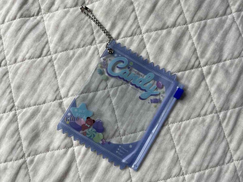 セリアの「お菓子パッケージキーホルダー」のブルー系統のカラー