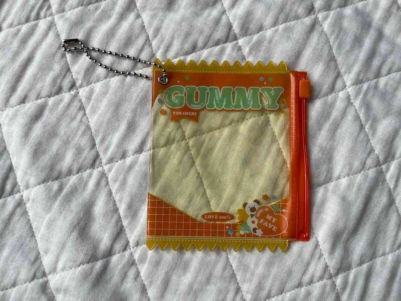 セリアの「お菓子パッケージキーホルダー グミ」のオレンジ系統のカラーの種類