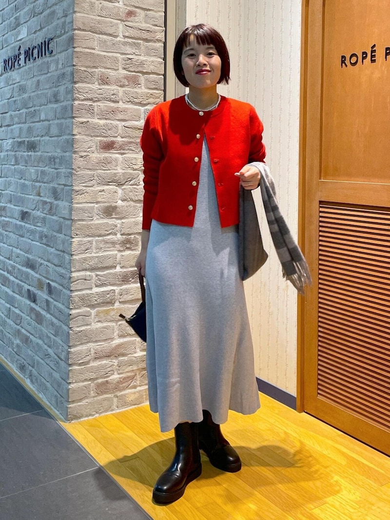 きれい色のショート丈カーディガンで明るく見せて　出典：WEAR